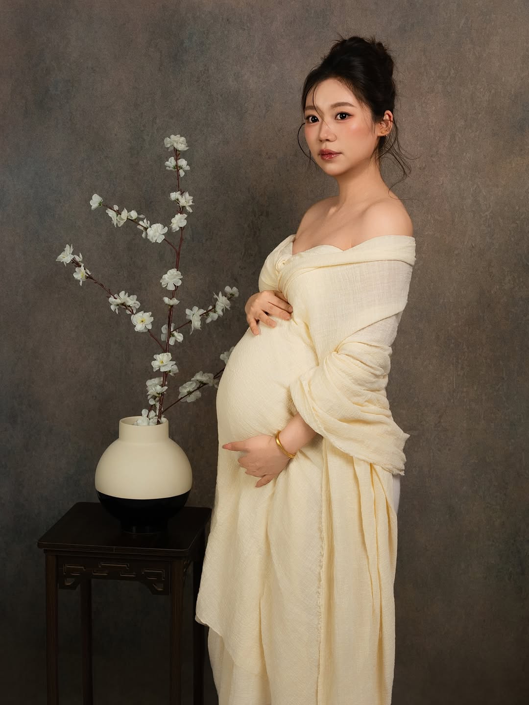 Elegant Maternity Glow